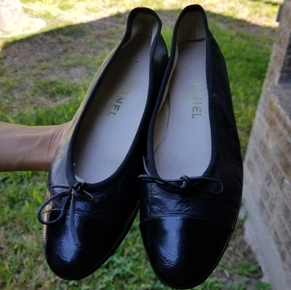 CHANEL Black Leather Cap-Toe Ballet Flats